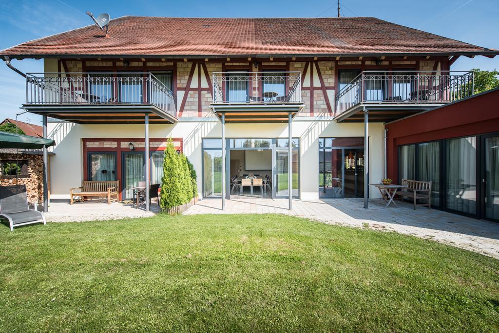 ラントホテル ウント ガストホフ ヒルシュ ヒュッテンロイテ Hoßkirch エクステリア 写真
